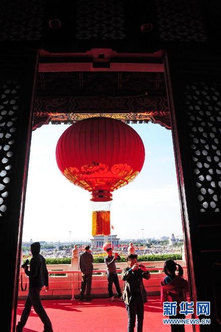 北京天安門城樓大紅燈籠高掛迎國慶