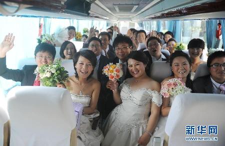 揚州舉行大學(xué)生“村官”集體婚禮