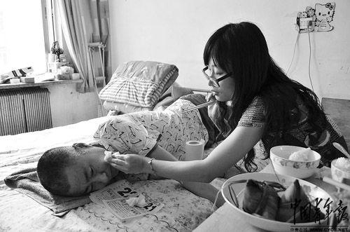 24歲女孩獨(dú)自打工照顧癱瘓父親 供弟弟上學(xué)(圖)