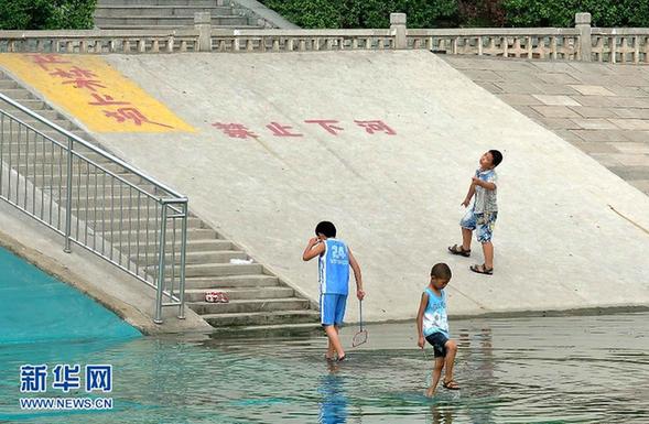 汛期以來雨多 河中嬉水，險！