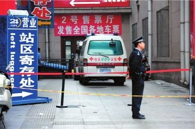 1男1女凌晨在北京站售票廳內(nèi)排隊(duì)買(mǎi)票被割喉