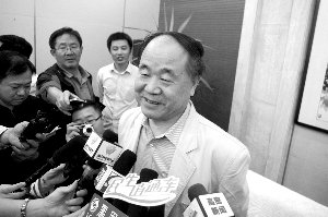 莫言家鄉山東高密市領導登門獻花 祝賀其獲獎