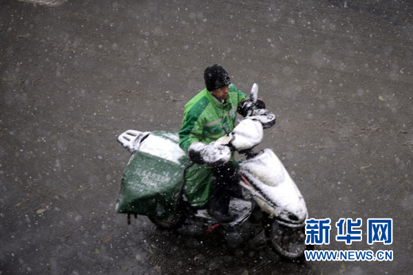 中國(guó)東北等地迎來(lái)強(qiáng)降雪 暴雪橙色預(yù)警發(fā)布