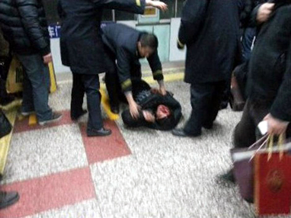 地鐵乘客墜落站臺(tái) 百人高喊停車(chē)