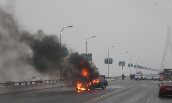 轎車洞庭湖大橋上追尾貨車起火