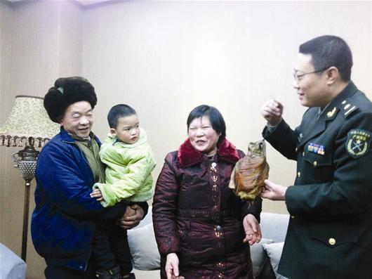 汶川地震時出生10天被困軍醫救 4歲娃來漢謝恩人