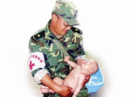 汶川地震時出生10天被困軍醫救 4歲娃來漢謝恩人