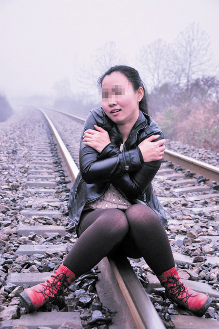 湖南“女文青”向飛馳火車求合影 逼停列車（圖）