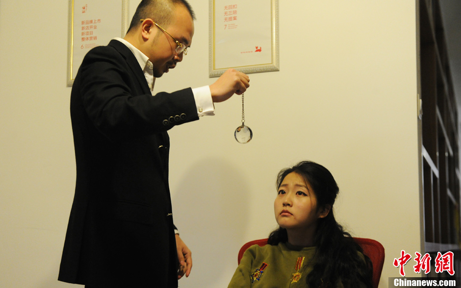 湖南頒發(fā)首張“催眠執(zhí)照” 體驗者被水晶球“誘惑”