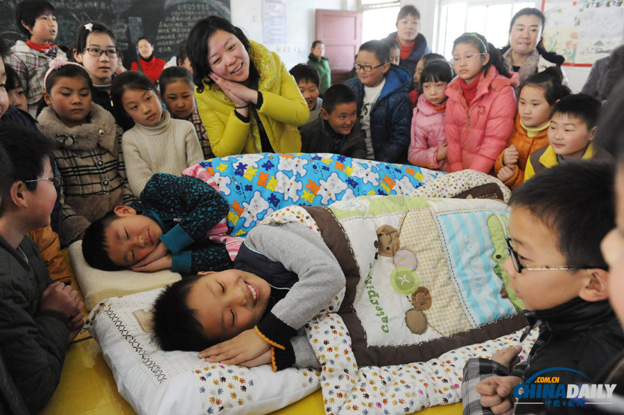 安徽阜陽：睡眠日“學生娃”學“睡覺”