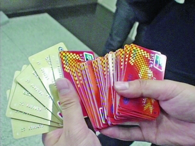 男子持70多張銀行卡 凌晨ATM機狂“刷卡”