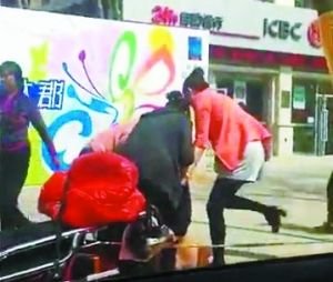 5名女子當街扒光小三并潑糞 4歲女兒哭求路人施救
