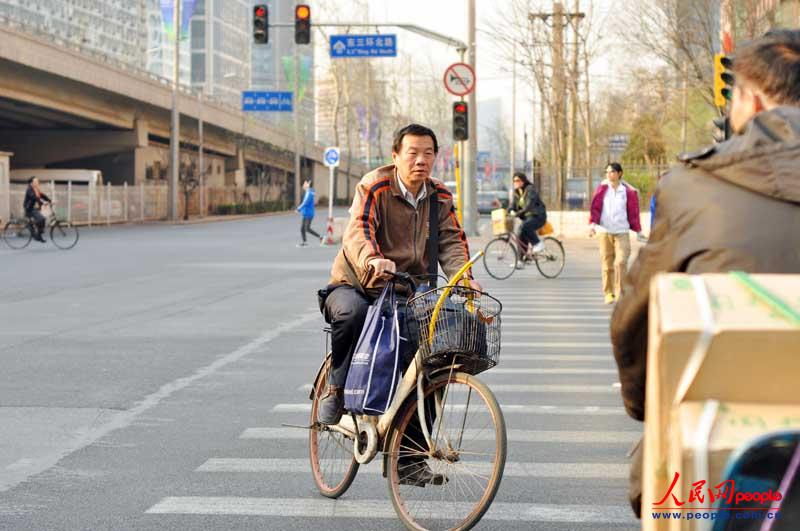 五花八門(mén)的中國(guó)式過(guò)馬路（組圖）