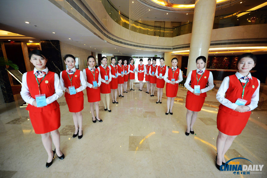 “90后”準(zhǔn)空姐迎接2013國際盆栽大會