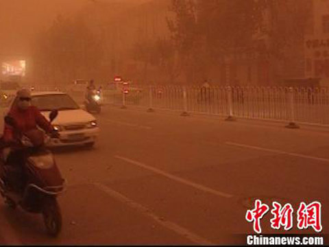 新疆喀什遭遇沙塵暴 白晝如黑夜（圖）