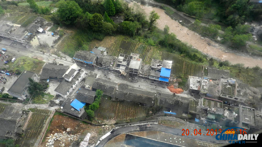 高清：空中直擊四川蘆山地震現(xiàn)場 已有47人死亡