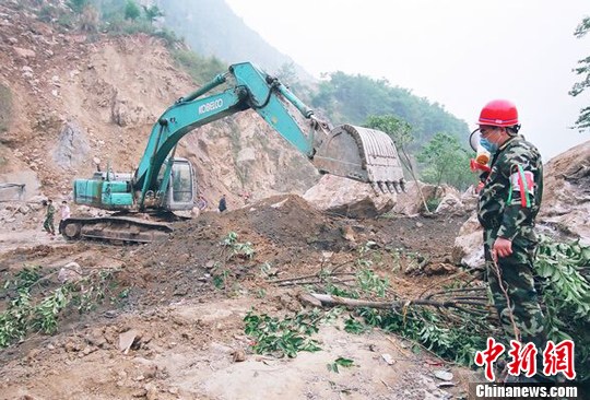 陳光標租13臺大型機械趕赴四川雅安地震災區