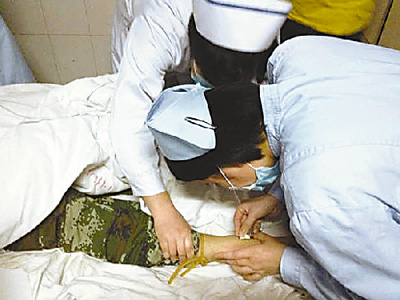 軍車墜崖戰(zhàn)士爬上公路獲救：被甩出車廂暈過去