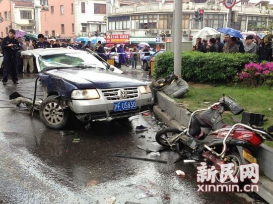 組圖：上海劫犯搶車逃逸過(guò)程中攔腰撞斷2輛出租車