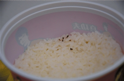 真功夫米飯被指吃出蟑螂 餐廳啟動自查自檢