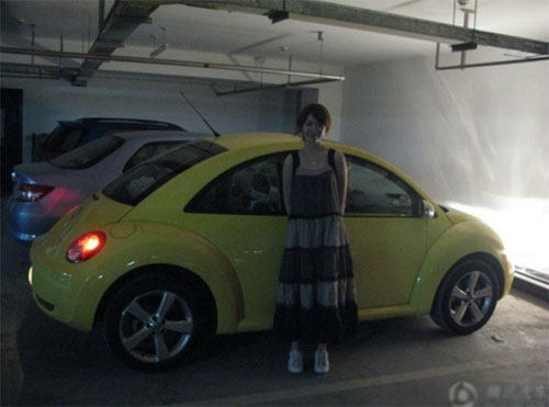 北大?；▽W歷造假遭圍觀 豪車生活照曝光(圖)