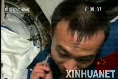 圖解航天員太空休閑生活：翻跟頭看風景騎自行車
