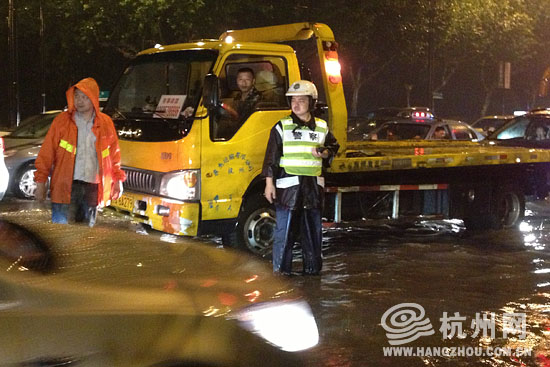 高清：杭州遭暴雨襲擊市區(qū) 開(kāi)車(chē)如行船