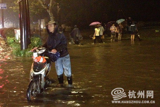 高清：杭州遭暴雨襲擊市區(qū) 開車如行船