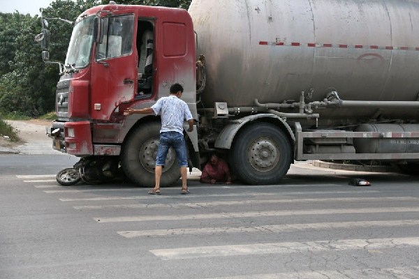 河南一被撞女子求司機(jī)別碾死她