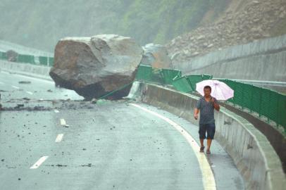 巨石砸橋 隧洞里2000人安全轉移