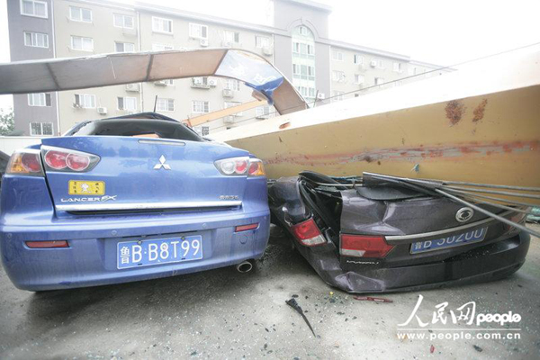 組圖：青島地鐵工地龍門吊倒塌 多車被砸司機(jī)死里逃生