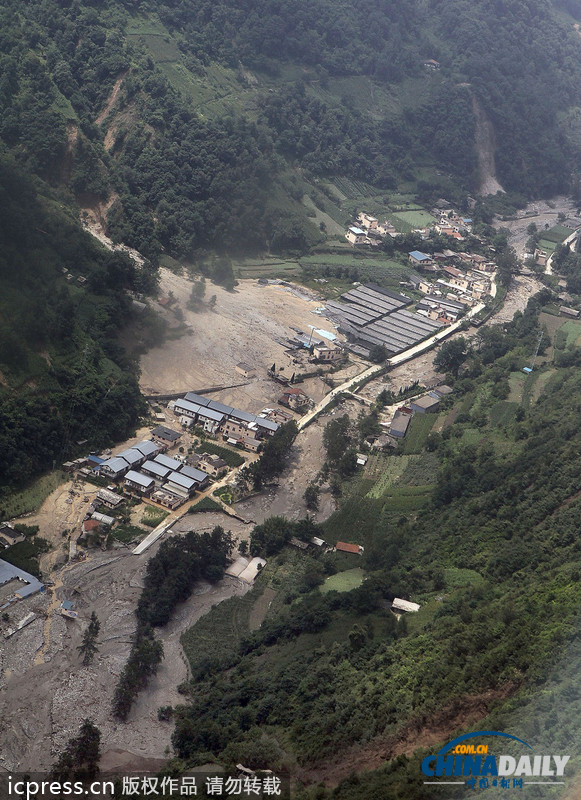 暴雨泥石流致汶川草坡鄉(xiāng)成孤島 直升機(jī)空投馳援