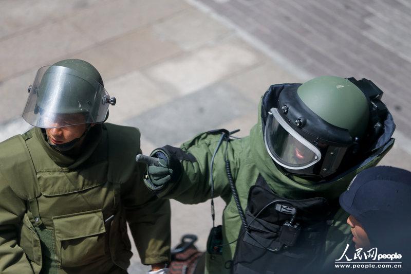上海:路邊現可疑木箱 特警現場核實系一箱黃沙