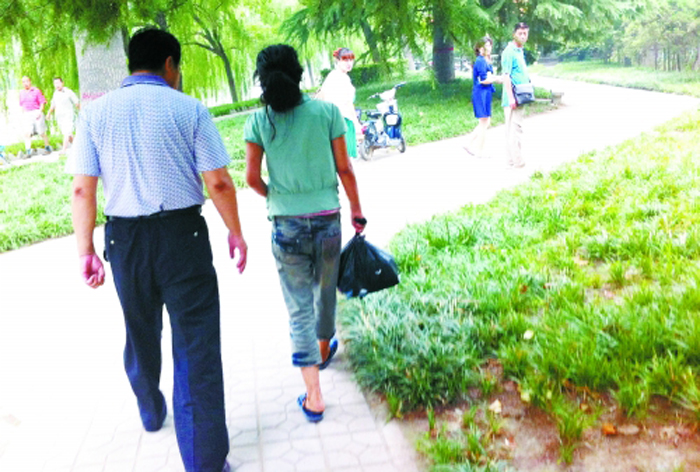 高清：鄭州街頭流浪少女不接受救助 面容姣好曾留學新加坡