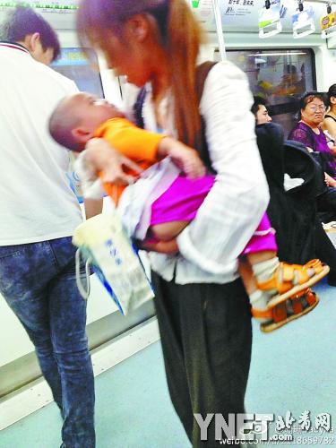 北京:女子被指每日帶不同小孩地鐵上乞討(組圖)