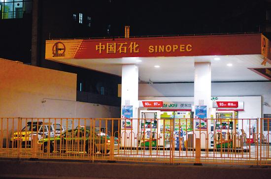 黑衣男子沖進加油站 汽油淋身手握打火機