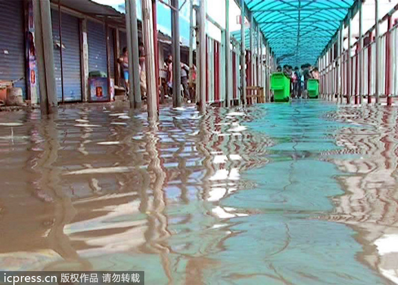 大雨襲城 南京橋北客運(yùn)站前一片汪洋