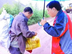 甘肅岷縣震后降大雨災區(qū)斷路 災民需要更多帳篷