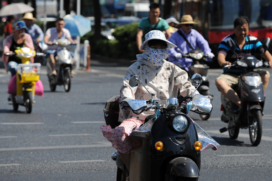40.4℃高溫破紀錄 杭州市民全副武裝眾生相