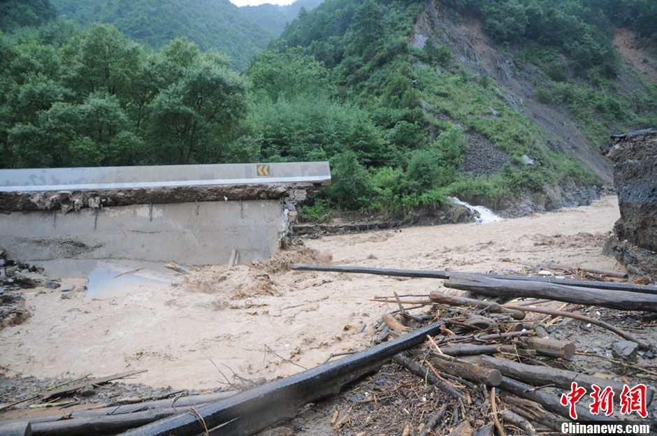 甘肅徽縣遭遇強(qiáng)降雨襲擊發(fā)生洪災(zāi) 國道被沖毀