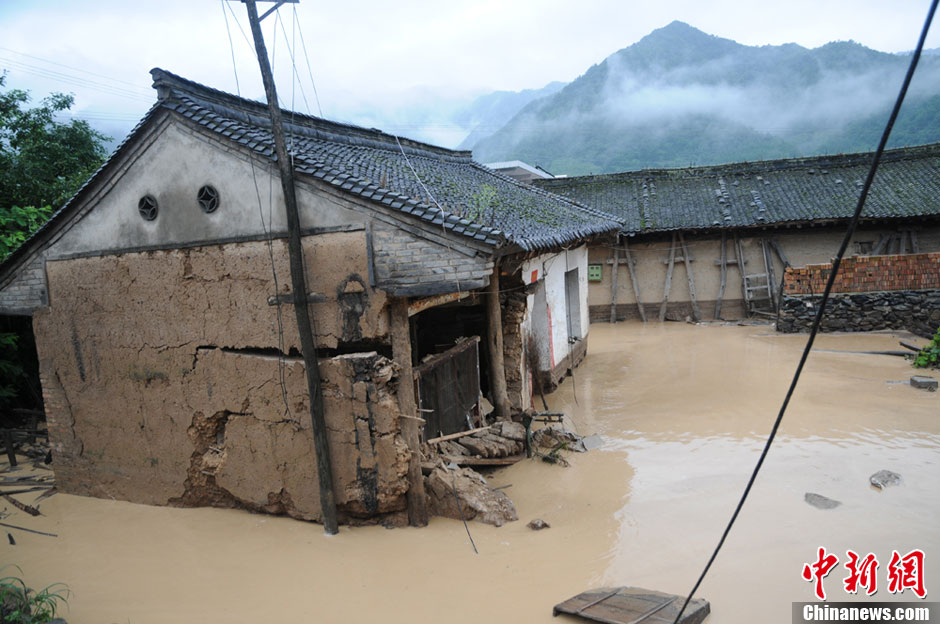 甘肅徽縣遭遇強降雨襲擊發生洪災 國道被沖毀