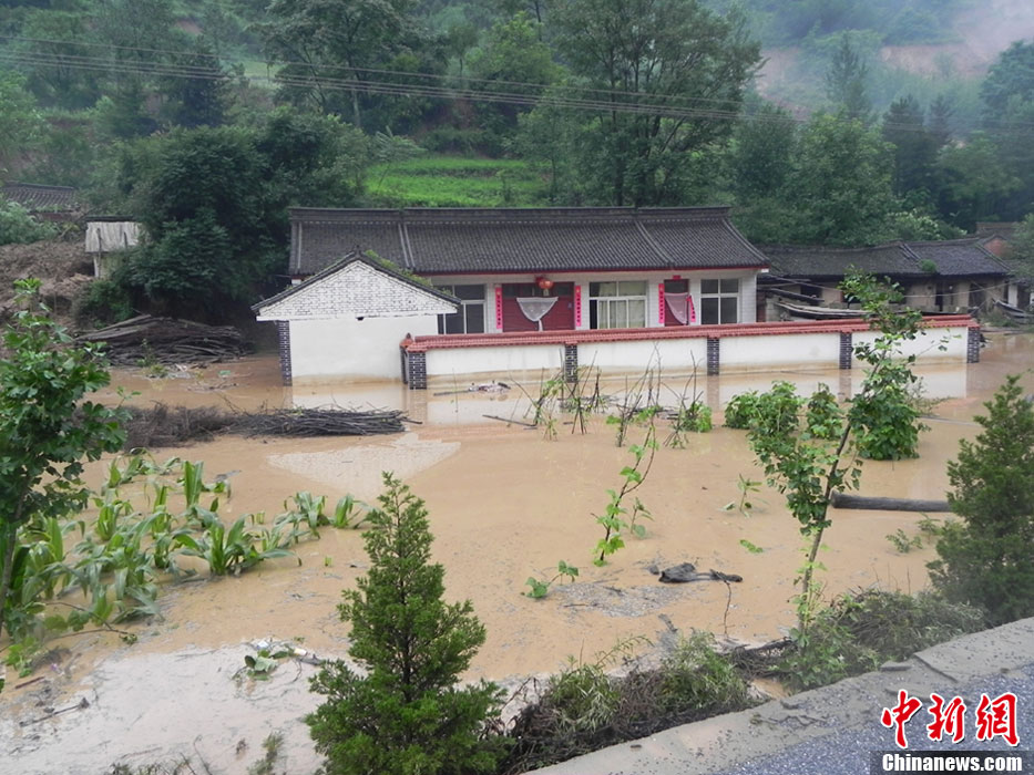 甘肅徽縣遭遇強降雨襲擊發(fā)生洪災(zāi) 國道被沖毀