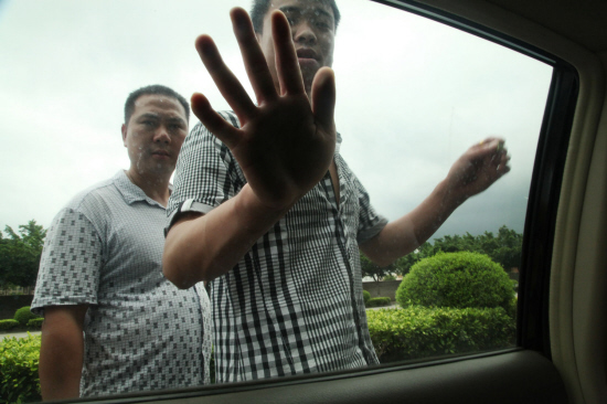 女記者遭未受培訓(xùn)保安圍堵 車(chē)被踢出多處凹陷(圖)