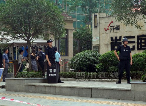 成都一小區疑發生警匪槍戰 2疑犯已被制服(圖)