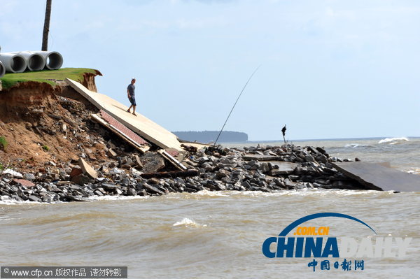 海南博鰲灣海堤坍塌 游人冒險(xiǎn)垂釣