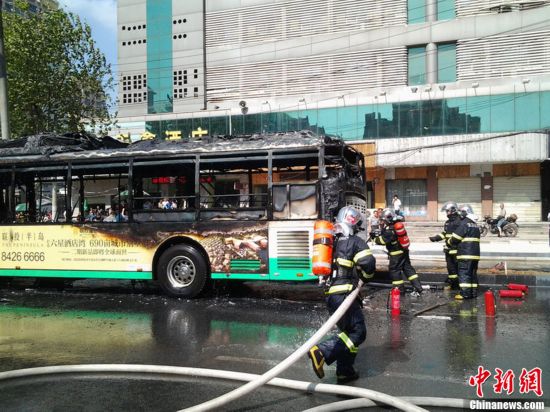 武漢一公交車自燃引發(fā)大火 數(shù)十名乘客安全逃生(組圖）