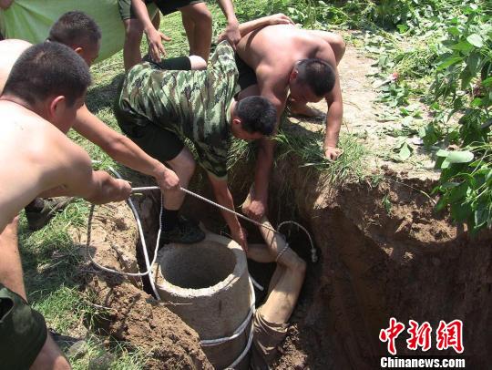 老人為救墜井孫子倒掛金鉤堅持一夜后身亡(圖)