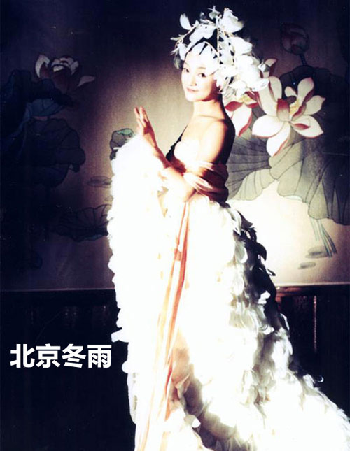 39歲周迅早年藝術(shù)寫(xiě)真曝光 滿身羽毛靈動(dòng)似芙蓉