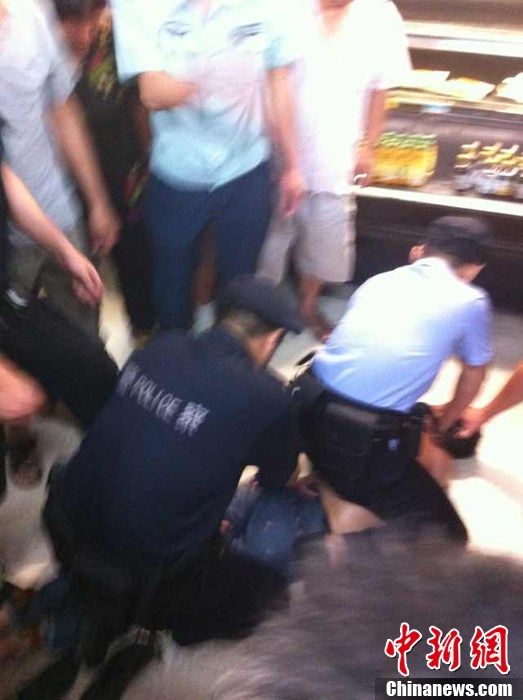 杭州一男子超市持刀砍人 兩名民警被咬受傷(圖)