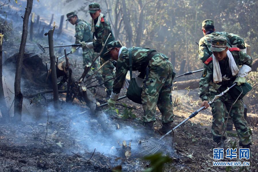 浙江富陽(yáng)山火持續(xù)蔓延 武警官兵全力撲救